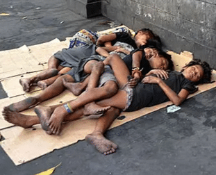 Group of Filipino children sleeping outdoors in Manila, representing the vulnerable children supported through the Sole Support humanitarian project.
