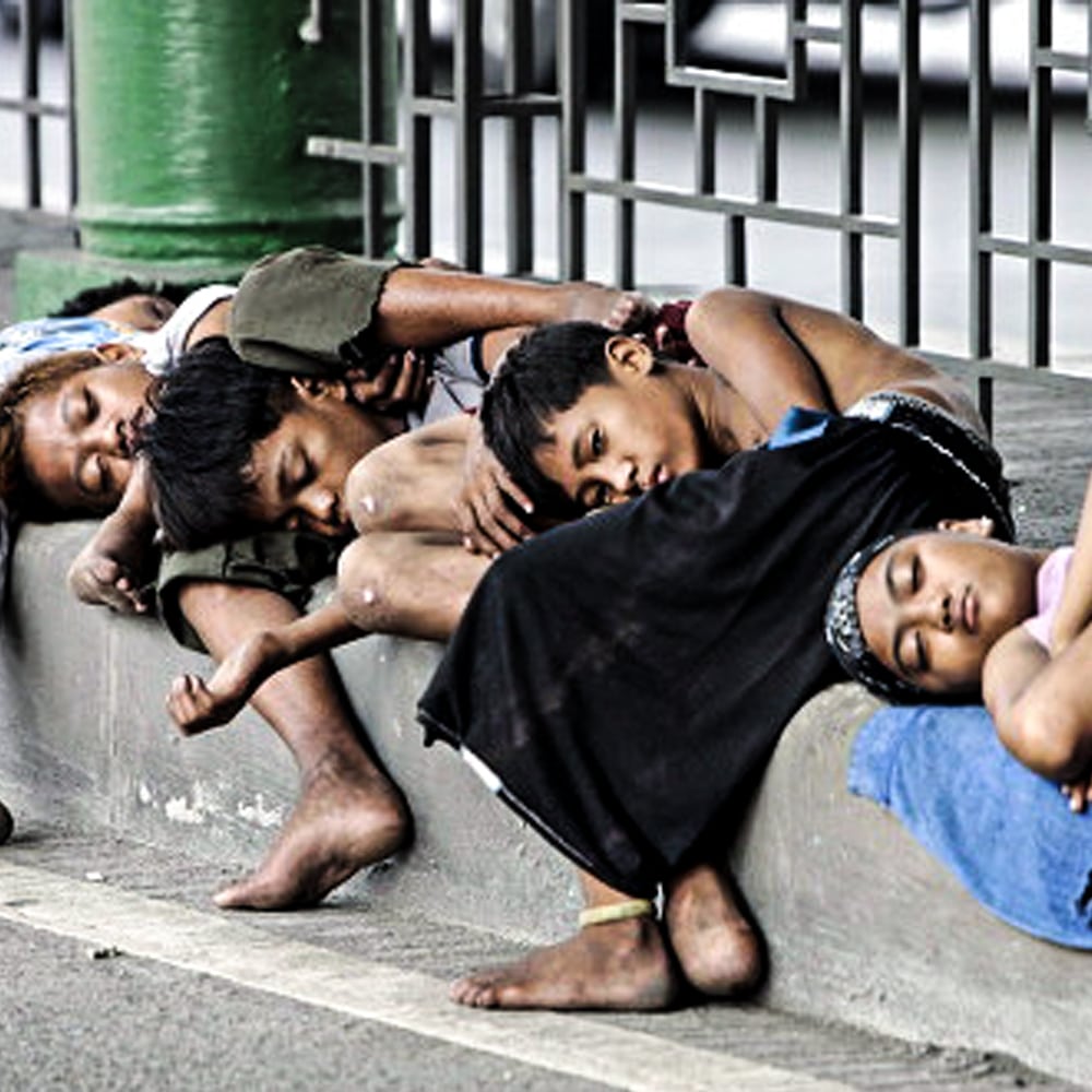 manila-street-children-sleeping-street-philippines.jpg