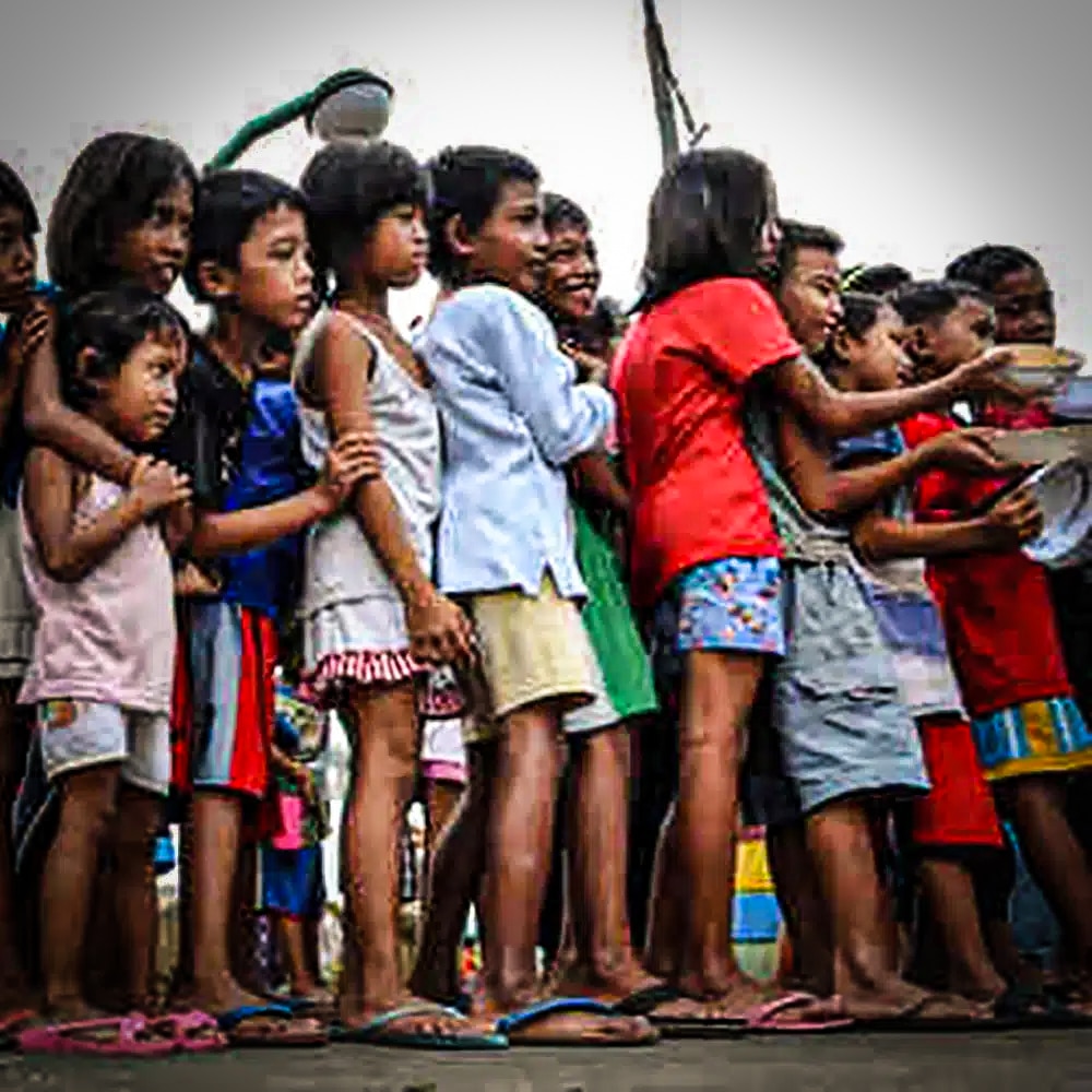 Children in Manila receiving food